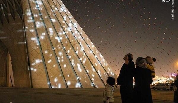 عکس برج آزادی در شب