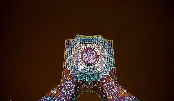 عکس برج آزادی در شب