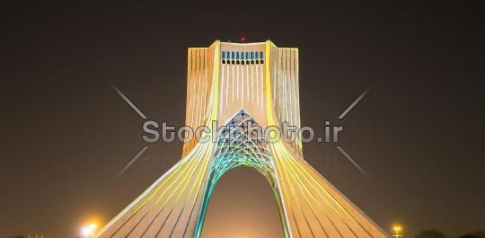 عکس برج آزادی در شب
