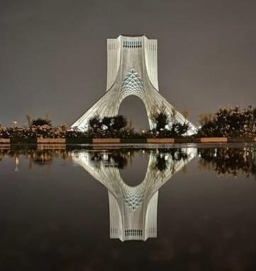 عکس برج آزادی در شب