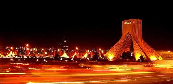 عکس برج آزادی در شب