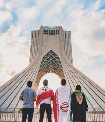عکس برج آزادی در شب