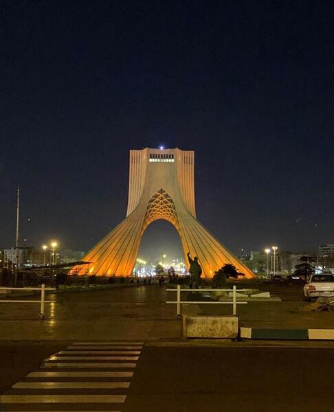 عکس برج آزادی در شب