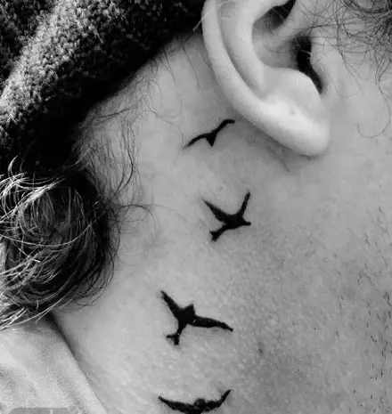 عکس تاتو روی گردن مردانه