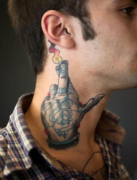 عکس تاتو روی گردن مردانه