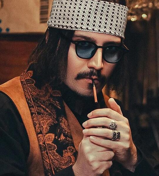 عکس جانی دپ خون آشام