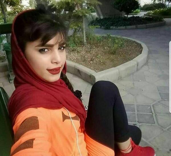 عکس دختر ایرانی که لیوان دستشه