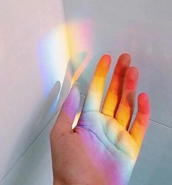 عکس رنگین کمان روی دست