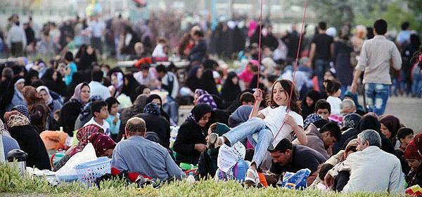 عکس گره زدن سبزه عید