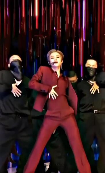 عکس جیمین در حال غذا خوردن