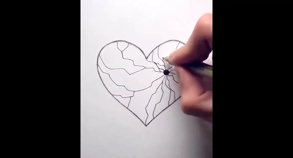 عکس نقاشی سیاه قلم قلب شکسته
