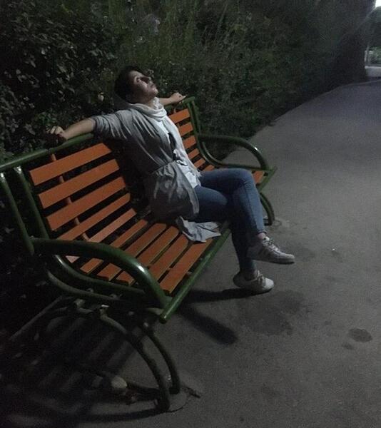 عکس نشسته روی نیمکت
