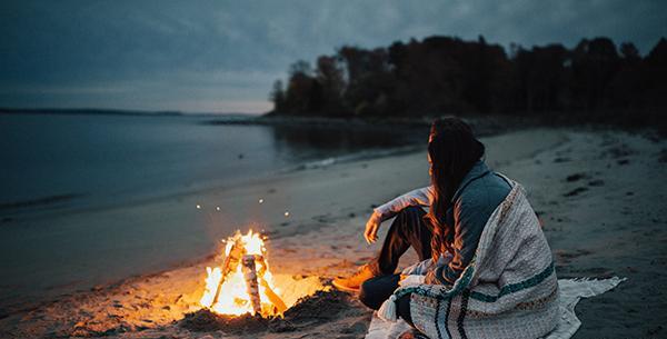 عکس نشسته روی نیمکت