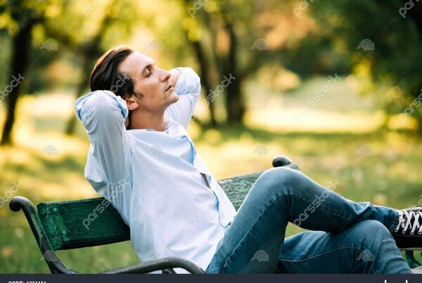عکس نشسته روی نیمکت