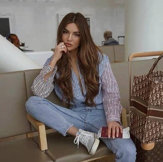 عکس نشسته روی نیمکت
