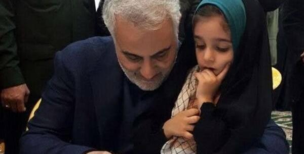 عکس حاج قاسم با بچه ها
