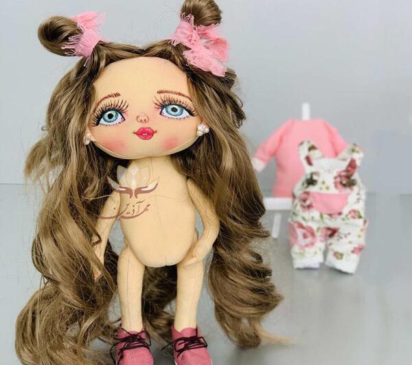 عکس نقاشی صورت عروسک روی پارچه