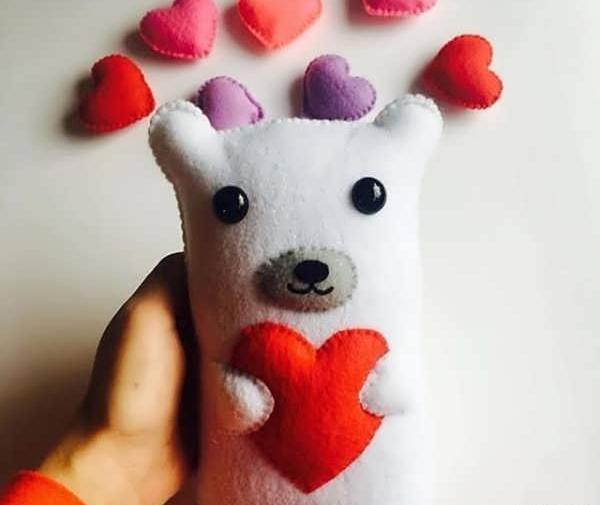 عکس نقاشی صورت عروسک روی پارچه