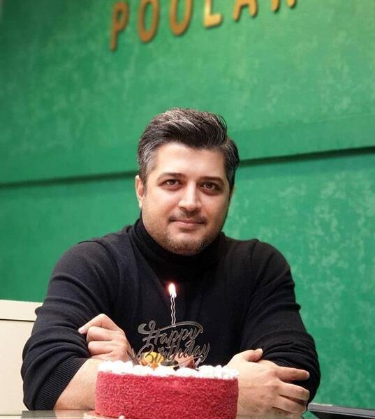 ژست عکس پسرانه با کیک تولد