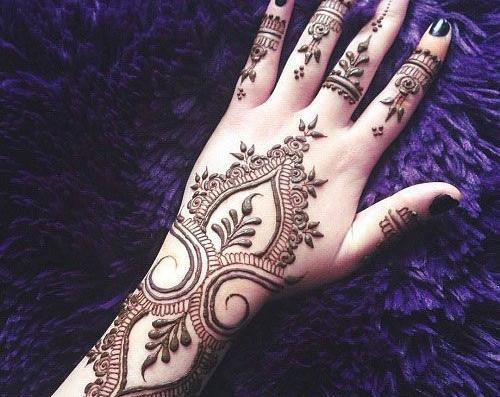 عکس حنای دست دختر بلوچ