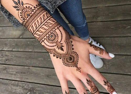 عکس حنای دست دختر بلوچ