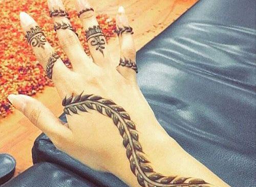 عکس حنای دست دختر بلوچ