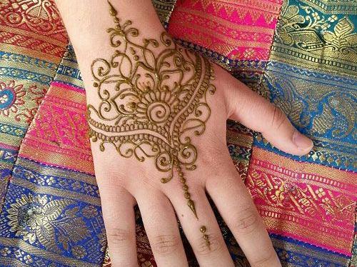 عکس حنای دست دختر بلوچ