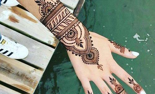 عکس حنای دست دختر بلوچ
