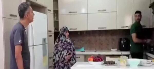 عکس مهدی طارمی با مادرش