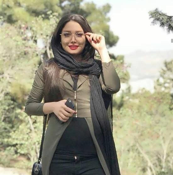 ژست عکس ایستاده با مانتو