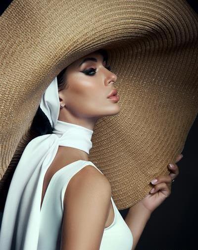 ژست عکس کلاه