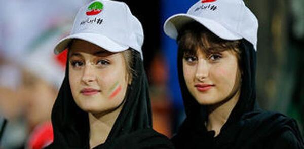 عکس های لو رفته از سارا و نیکا در استخر