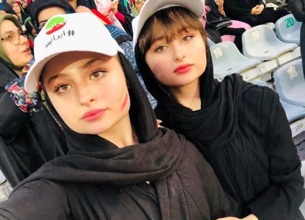 عکس های لو رفته از سارا و نیکا در استخر