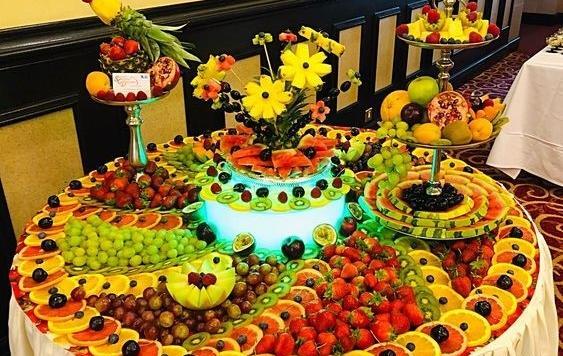 عکس چیدن میوه در ظرف