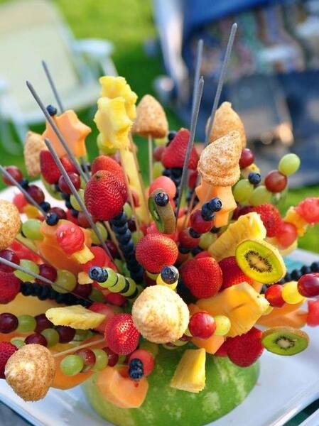 عکس چیدن میوه در ظرف