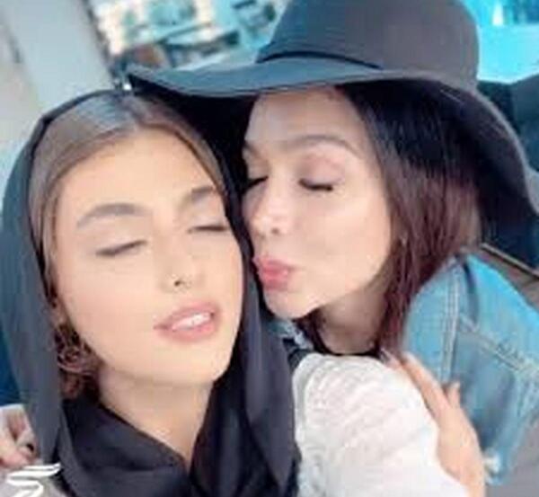 عکس تاتو روی دست ریحانه پارسا