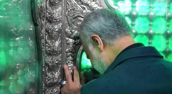 عکس قاسم سلیمانی در ضریح امام رضا