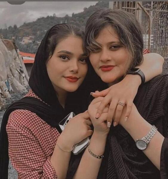 عکس مهسا امینی در جمع خانوادگی