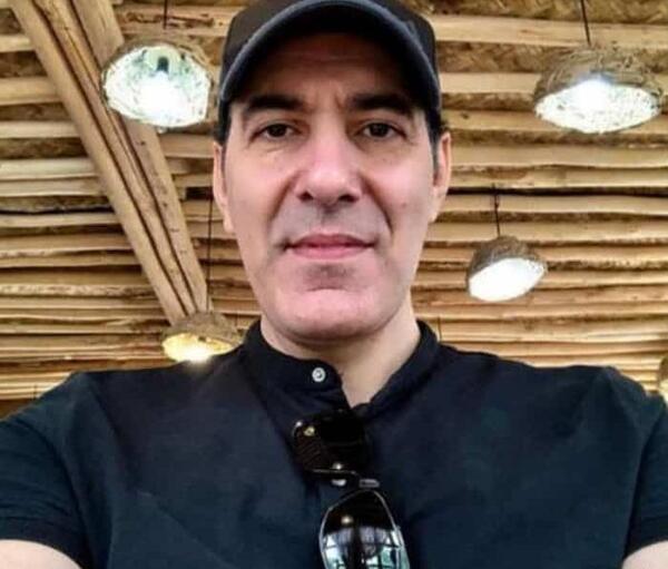 عکس جوانی بهنام تشکر