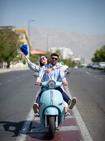 ژست عکس دونفره با موتور