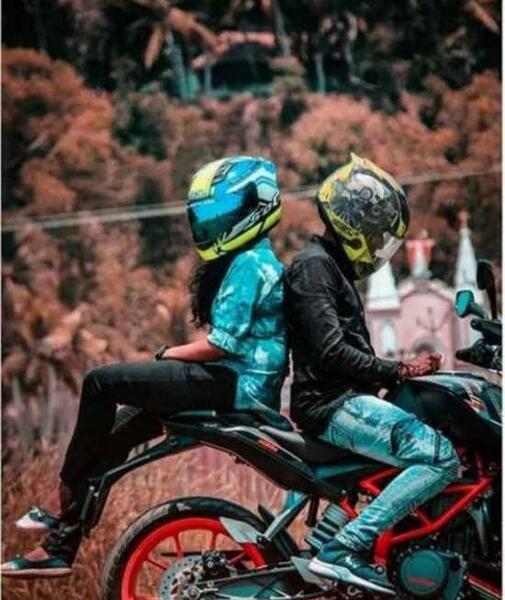 ژست عکس دونفره با موتور
