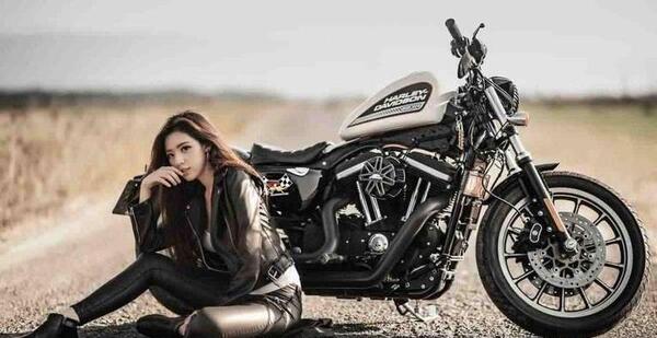 ژست عکس دونفره با موتور