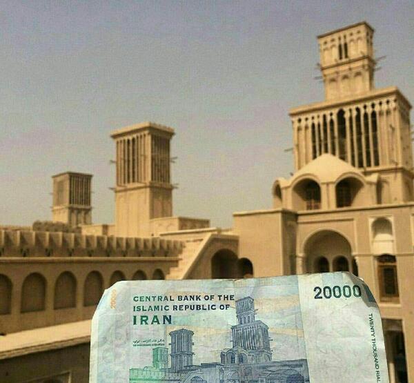 عکس ثریا حکمت در گوشه خیابان