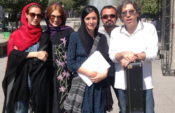عکس حدیث میرامینی در ساختمان پزشکان