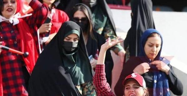 عکس های ژاله طرفدار پرسپولیس