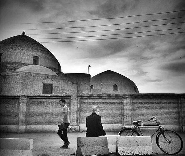 عکس مردی در حال رفتن