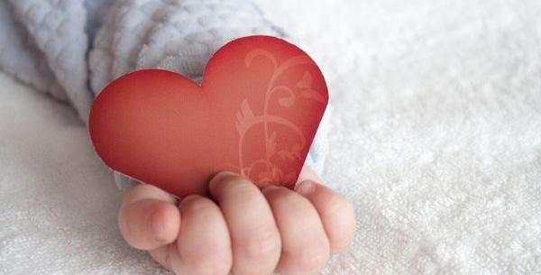 عکس قلب در دست دختر