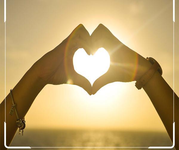 عکس قلب در دست دختر