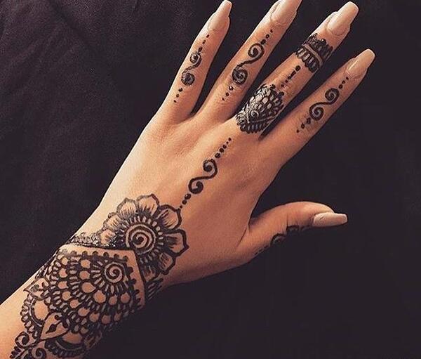 عکس حنا روی دست عروس هندی