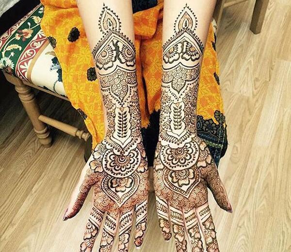 عکس حنا روی دست عروس هندی